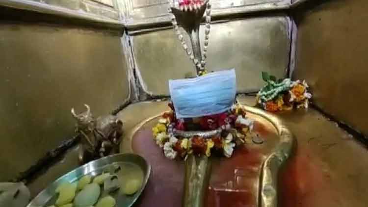 കോവിഡ്​ -19; വാരാണസിയിലെ ക്ഷേത്രത്തിൽ വിഗ്രഹത്തിനും മാസ്​ക്​