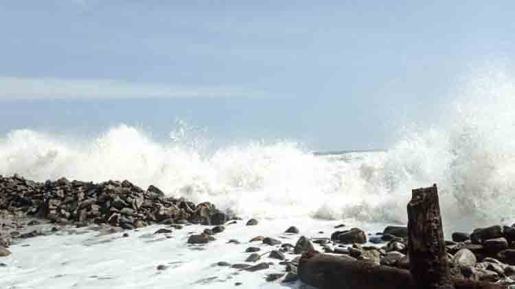 ക​ട​ൽ​ക്ഷോ​ഭം രൂ​ക്ഷം; 35 വീ​ടു​ക​ൾ വീ​ണ്ടും വെ​ള്ള​ക്കെ​ട്ടിൽ