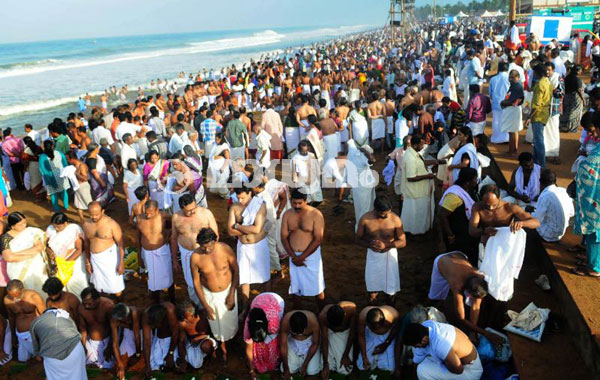 കര്‍ക്കടക വാവില്‍ ആയിരങ്ങള്‍ പിതൃതര്‍പ്പണം നടത്തി