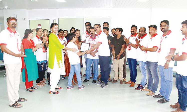 വീ ​ഹെ​ല്‍പ്പ് കൂ​ട്ടാ​യ്​​മ​ക്ക്​ അ​ഭി​ന​ന്ദ​ന​പ്പ​ത്രം