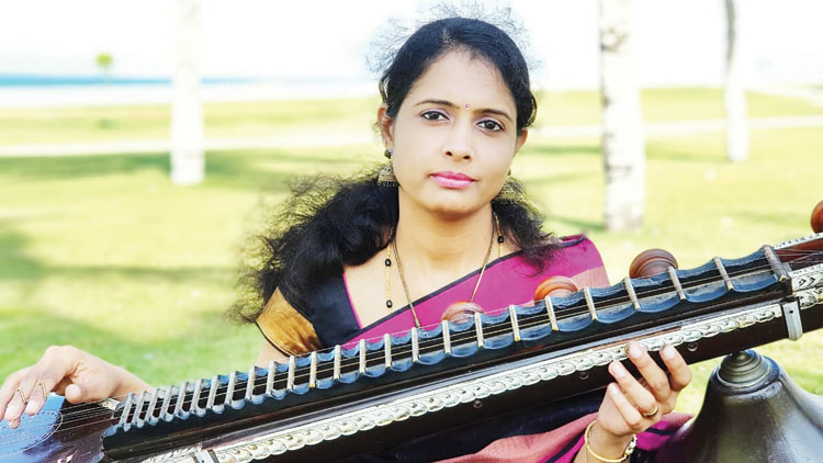 ഒമാൻ ദേശഭക്തി ഗാനം വീണയിൽ വായിച്ച് ധന്യ രതീഷ്