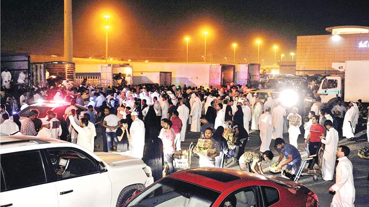 പ​ച്ച​ക്ക​റി​ക​ള്‍ സൗ​ജ​ന്യ​മാ​യി ന​ല്‍കി  ക​ര്‍ഷ​ക​ പ്ര​തി​ഷേ​ധം