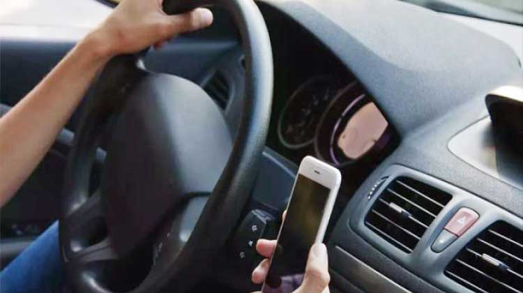 വാ​ഹ​ന​മോ​ടി​ക്കു​േ​മ്പാ​ൾ മൊ​ബൈ​ൽ ഉ​പ​േ​യാ​ഗം: മു​ന്ന​റി​യി​പ്പു​മാ​യി ആ​ർ.​ഒ.​പി