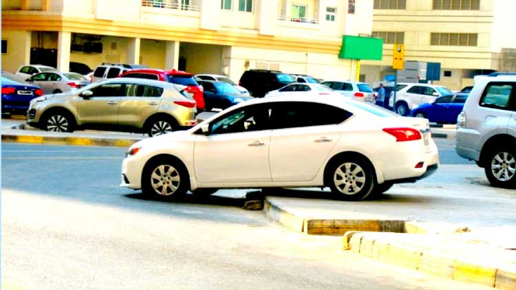 വാഹനം പാര്ക്ക് ചെയ്യുമ്പോള് മാന്യത വേണം വാഹനം പാര്ക്ക് ചെയ്യുമ്പോള് മാന്യത വേണം