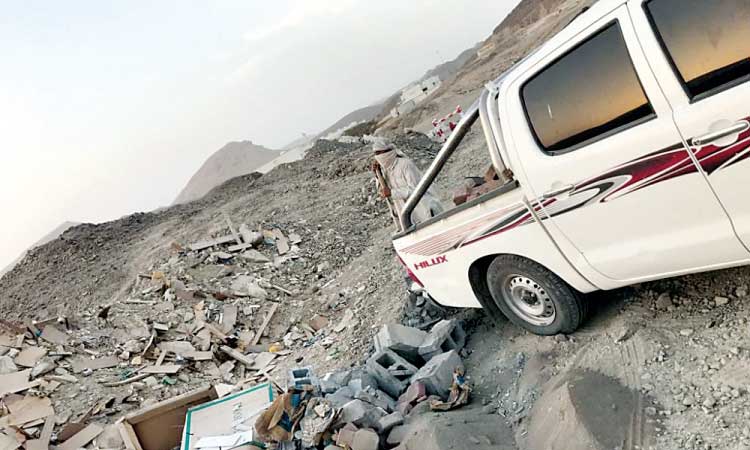 പൊ​തു​സ്​​ഥ​ല​ത്ത്​ മാ​ലി​ന്യം ത​ള്ളി​യ വാ​ഹ​നം പി​ടി​ച്ചെ​ടു​ത്തു