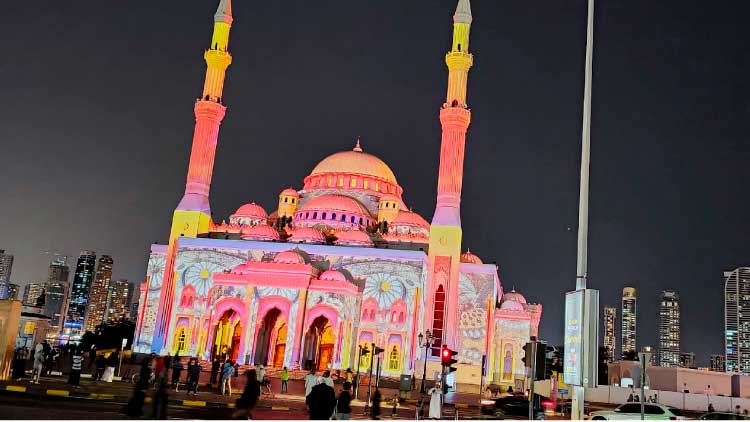 ഷാര്ജയില് വെളിച്ചത്തിെൻറ വര്ണക്കുടമാറ്റം തുടങ്ങി ഷാര്ജയില് വെളിച്ചത്തിെൻറ വര്ണക്കുടമാറ്റം തുടങ്ങി