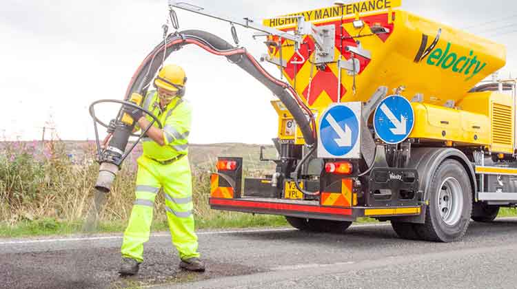 ​‘വെ​ലോ​സി​റ്റി’ എ​ത്തി:  റോ​ഡി​ലെ കു​ഴി​യ​ട​ക്കാ​ൻ ഇ​നി മൂ​ന്നു​ മി​നി​റ്റ്​ മ​തി