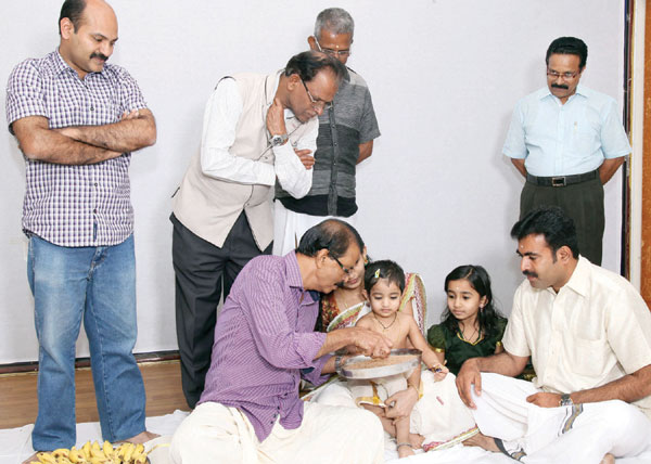 നൂറുകണക്കിന് കുരുന്നുകള്‍ ആദ്യാക്ഷരം കുറിച്ചു