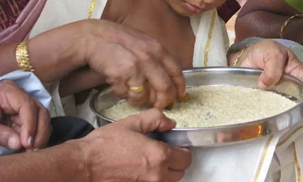 ഇന്ന് വിജയദശമി: വിദ്യാരംഭം കുറിച്ച്​  കുരുന്നുകള്‍