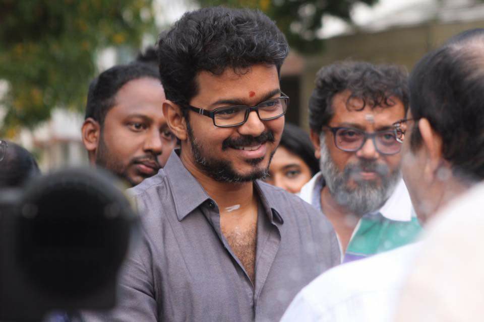 വിജയ് സെറ്റിൽ തിരിച്ചെത്തി; സ്വീകരണവുമായി ആരാധകർ