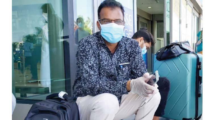 വിമാനവാതിൽ കൊട്ടിയടച്ചു; കണ്ണീർ കാഴ്​ചയായി വിജയകുമാർ 