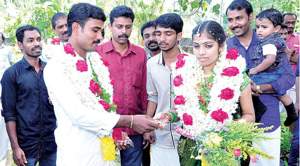 മംഗളാശംസകള്‍ നേരാന്‍ വീട്ടിലെത്തിയവര്‍ക്ക്  നല്‍കിയത് പച്ചക്കറി വിത്തുകള്‍