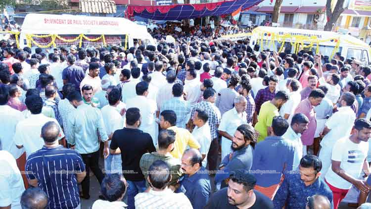 ശരത്തിനും കൃപേഷിനും കണ്ണീരിൽ കുതിര്‍ന്ന യാത്രാമൊഴി