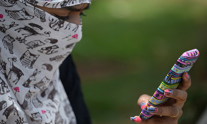 അവിവാഹിതരായ സ്ത്രീകൾ മൊബൈൽ ഉപയോഗിക്കരുതെന്ന് ഠാക്കൂർ സമുദായം