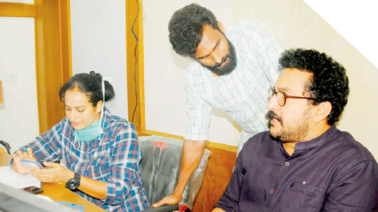 വി​ളി​പ്പു​റ​ത്തു​ണ്ട്​; വി​നീ​തും പ്രി​യ​യും