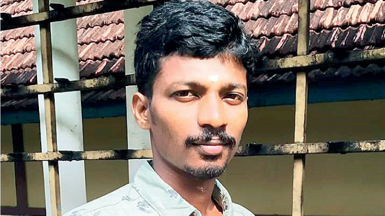 പു​ഴ​യി​ൽ ചാ​ടി​യ യു​വ​തി​യെ ര​ക്ഷി​ച്ച വി​നു​വി​ന് അ​ഭി​ന​ന്ദ​ന പ്ര​വാ​ഹം