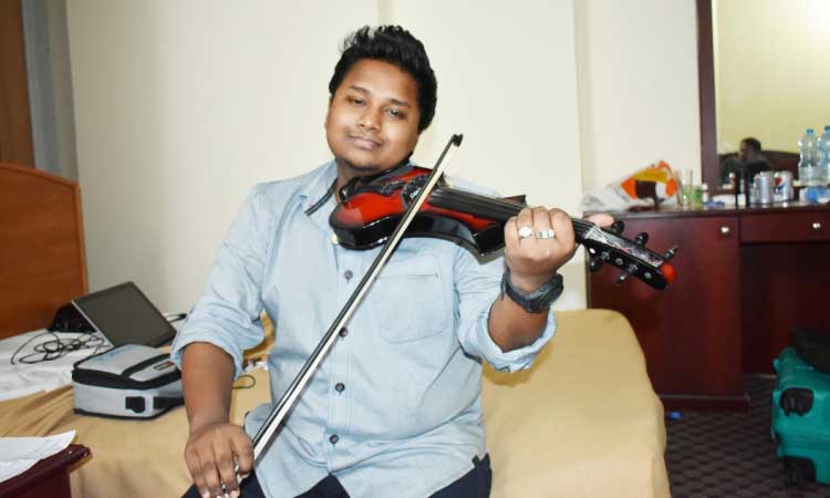 വ​യ​ലി​നി​ൽ ഒ​ഴു​കു​ന്നു, സ​മാ​ധാ​ന​സം​ഗീ​തം