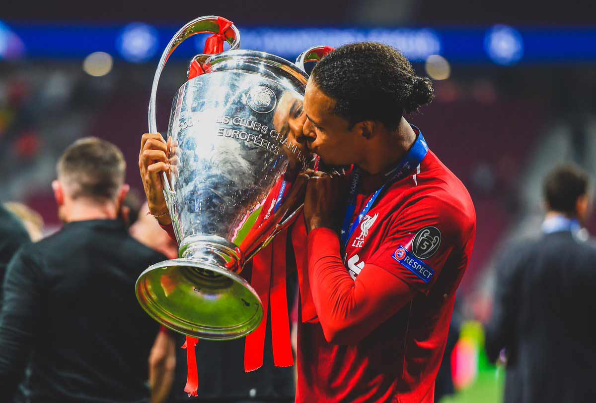 ഫി​ഫ ലോ​ക ഫു​ട്​​ബാ​ള​ർ പു​ര​സ്​​കാ​ര​ത്തി​ന്​ വാ​ൻ​ഡൈ​കി​നെ നി​ർ​ദേ​ശി​ച്ച്​ ആ​രാ​ധ​ക​ലോ​കം