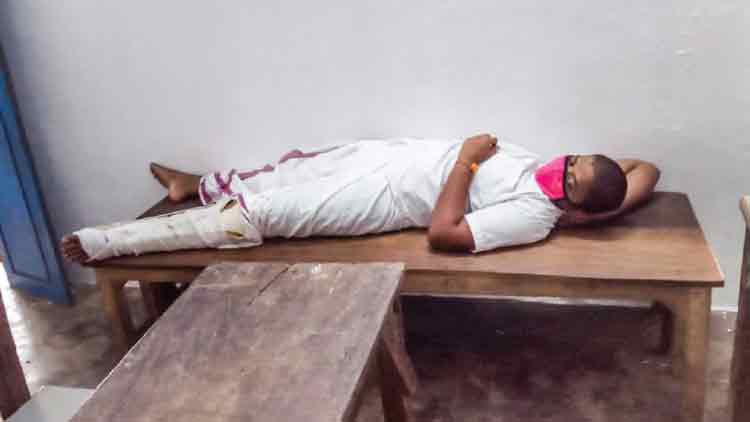 തു​ട​യെ​ല്ല് ത​ക​ർ​ന്ന വേ​ദ​ന ക​ടി​ച്ച​മ​ർ​ത്തി വൈ​ശാ​ഖ് എ​സ്.​എ​സ്.​എ​ൽ.​സി പ​രീ​ക്ഷ​യെ​ഴു​തി