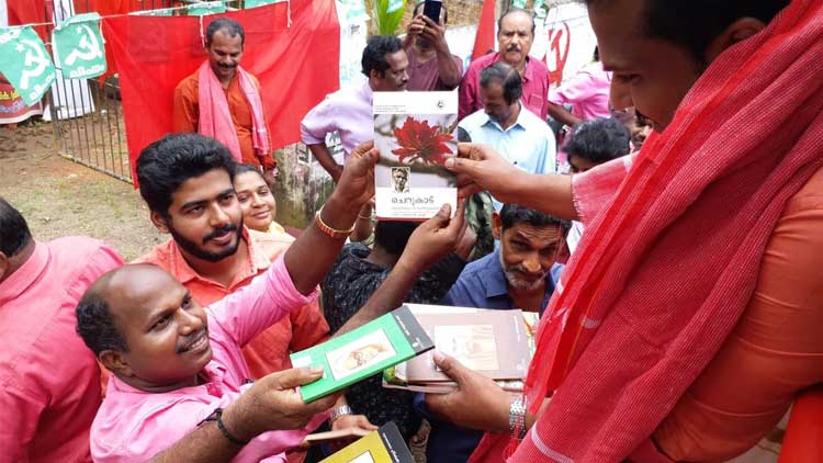 പൊന്നാട വേണ്ട, പകരം പുസ്തകം തരൂ...