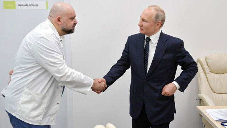 vladimir-putin-shakes-hands with dr denis