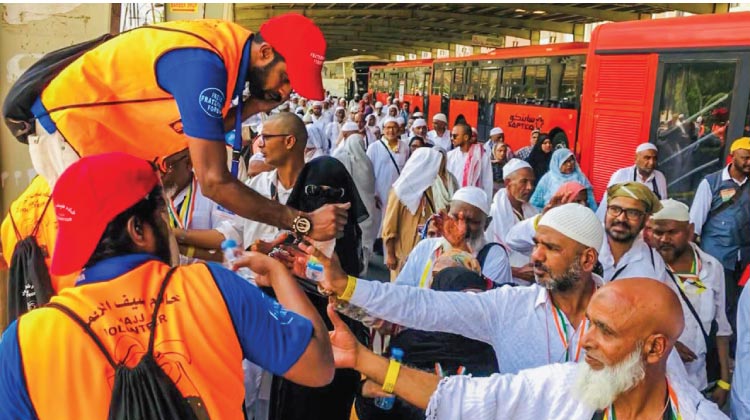 ഹാ​ജി​മാ​ർ​ക്ക്​ ത​ണ​ലാ​യി മ​ല​യാ​ളി വ​ള​ൻ​റി​യ​ർ​മാ​ർ