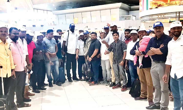 പോ​രാ​ട്ട​ച്ചൂ​ടി​ലേ​ക്ക്​ കെ.​എം.​സി.​സി​യു​ടെ വോ​ട്ടു​വി​മാ​നം യാ​ത്ര​യാ​യി