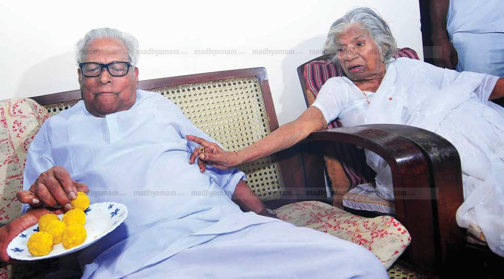 വി.എസ്​ ചാത്തനാ​ട്ടെത്തി;​ മധുരം നൽകി ഗൗരിയമ്മ