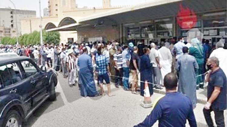 വ്യാ​പാ​ര സ്ഥാ​പ​ന​ങ്ങ​ൾ​ക്കു മു​ന്നി​ൽ അ​നു​ഭ​വ​പ്പെ​ട്ട​ത്​ വ​ൻ തി​ര​ക്ക്​