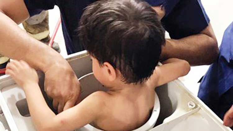 വാ​ഷി​ങ്​ മെ​ഷീ​നി​ൽ കു​ടു​ങ്ങി​യ കു​ട്ടി​യെ ര​ക്ഷി​ച്ചു