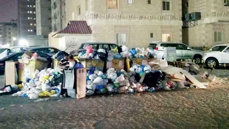 ക​മേ​ഴ്​​സ്യ​ൽ ഏ​രി​യ​ക​ൾ വൃത്തിയായി;  താ​മ​സ സ്​ഥലങ്ങ​ളി​ൽ ഇ​പ്പോ​ഴും മാ​ലി​ന്യം