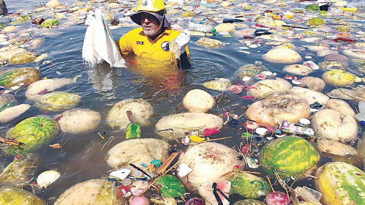 മാലിന്യം തള്ളി കടലിന്​ നിറംമാറ്റം; കഷ്​ടപ്പെട്ട്​ വൃത്തിയാക്കി അധികൃതർ