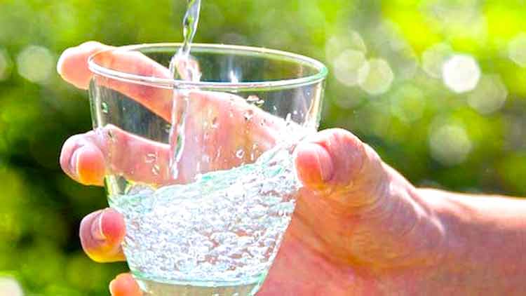 വേ​ന​ലി​ൽ വെ​ള്ളം  കു​ടി​ക്കാ​ൻ മ​റ​േ​ക്ക​ണ്ട