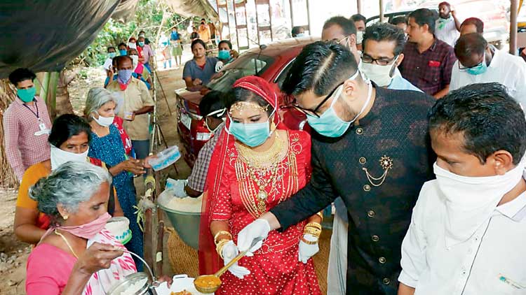 വിവാഹദിനത്തിൽ രോഗികൾക്ക്​ ഉച്ചഭക്ഷണം വിളമ്പി ഡോക്ടറും വരനും