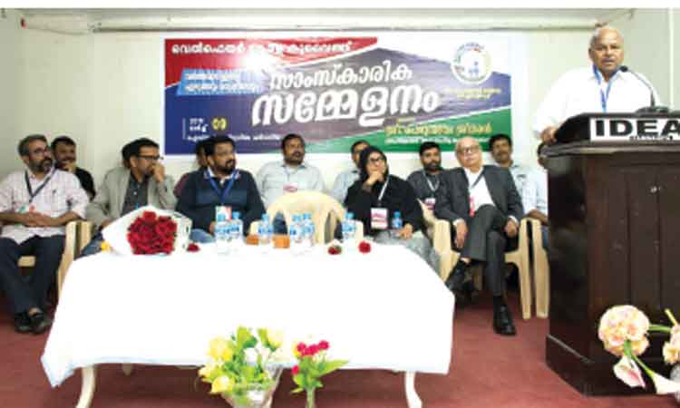 ഫാ​ഷി​സ​ത്തി​നെ​തി​രെ സാം​സ്‌​കാ​രി​ക പ്ര​തി​രോ​ധം ഉ​യ​ര​ണം –പെ​രു​മ്പ​ട​വം ശ്രീ​ധ​ര​ൻ