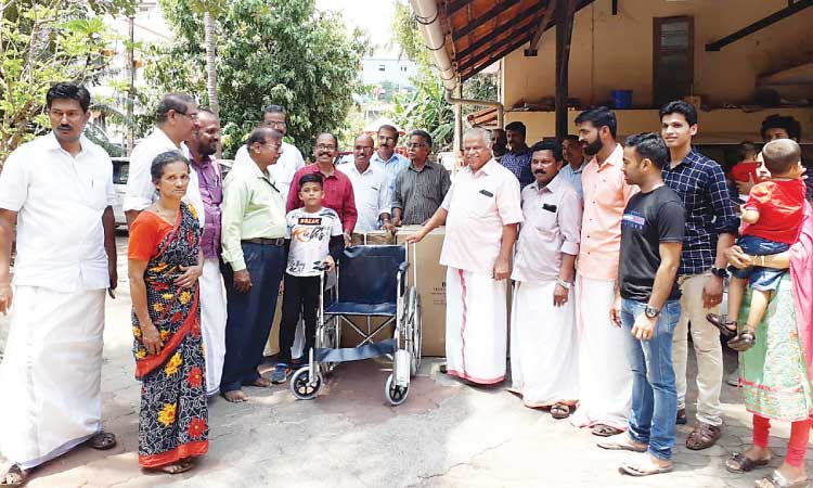 ക​ല കു​വൈ​ത്ത്​ വീ​ൽ​ചെ​യ​റു​ക​ൾ വി​ത​ര​ണം ചെ​യ്തു