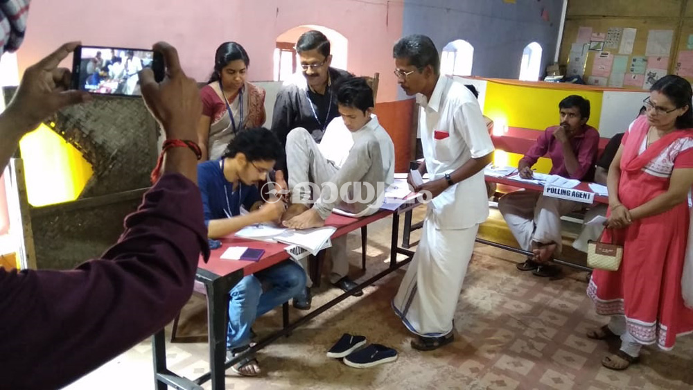 വോ​ട്ടൊഴുകി