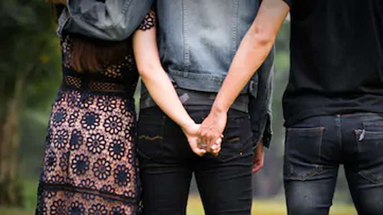 ലോക്​ഡൗണിൽ അഭയം നൽകിയ സുഹൃത്തി​െൻറ ഭാര്യയുമായി കടന്നയാൾ മക്കളെ തിരിച്ചേൽപിച്ചു