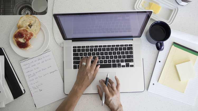 അമ്മമാർക്ക്​ വീട്ടിലിരുന്ന്​ ജോലി ചെയ്യാം; ഉത്തരവിറക്കി ഹമദ്​ രാജാവ്​