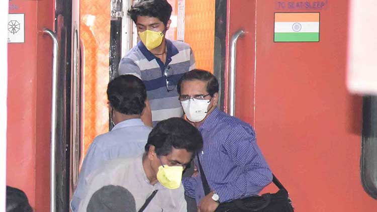 അ​തി​ഥി തൊ​ഴി​ലാ​ളി​യും അ​ന്യ​നാ​യ മ​ല​യാ​ളി​യും 