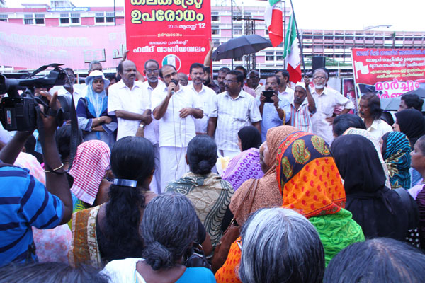 ഭരണകേന്ദ്രങ്ങളെ സ്തംഭിപ്പിച്ച് വെല്ഫെയര് പാര്ട്ടി ഉപരോധം ഭരണകേന്ദ്രങ്ങളെ സ്തംഭിപ്പിച്ച് വെല്ഫെയര് പാര്ട്ടി ഉപരോധം