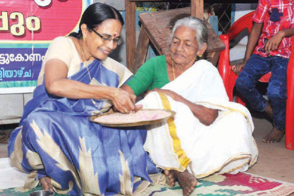 ആദ്യക്ഷര മധുരം നുണഞ്ഞ് മുത്തശ്ശിമാര്‍