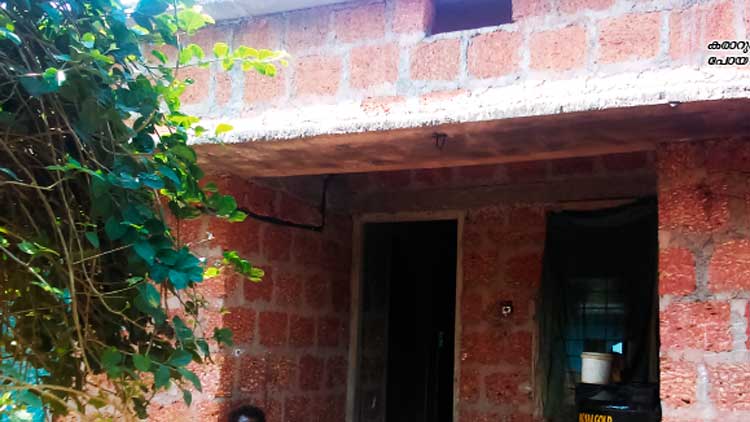 വീ​ടു നി​ർ​മാ​ണം പാ​തി​യി​ൽ  ഉ​പേ​ക്ഷി​ച്ചു ക​രാ​റു​കാ​ർ മു​ങ്ങു​ന്നു