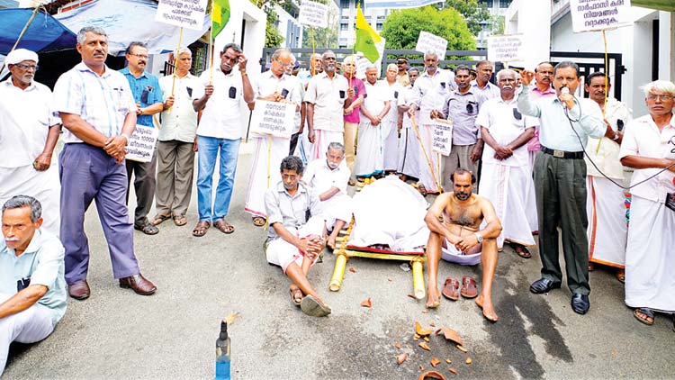 പ്രതീകാത്മക ശവയാത്ര നടത്തി കർഷകർ