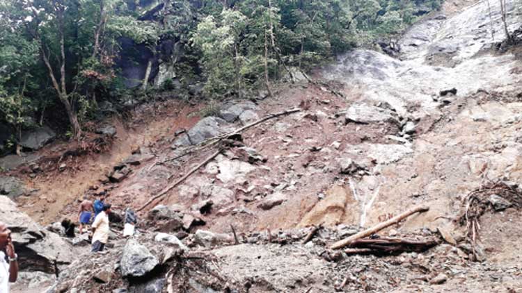 തേൻപാറയിലെ വീഴാറായ പാറകൾ  ഭീഷണി ഉയർത്തുന്നു