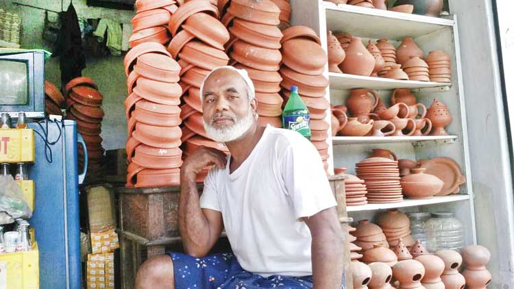 മ​ൺ​പാ​ത്ര വ്യാ​പാ​ര​ത്തി​ൽ അ​മ്പ​താ​ണ്ട് പി​ന്നി​ട്ട് മു​ഹ​മ്മ​ദ​ലി