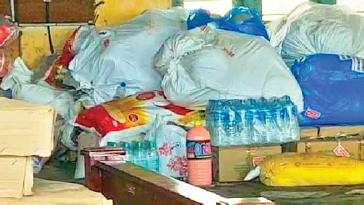 പ്ര​ള​യ ബാ​ധി​ത​ർ​ക്കാ​യി ലഭി​ച്ച വ​സ്തു​ക്ക​ൾ കെ​ട്ടി​ക്കി​ട​ന്ന് ന​ശി​ക്കു​ന്നു