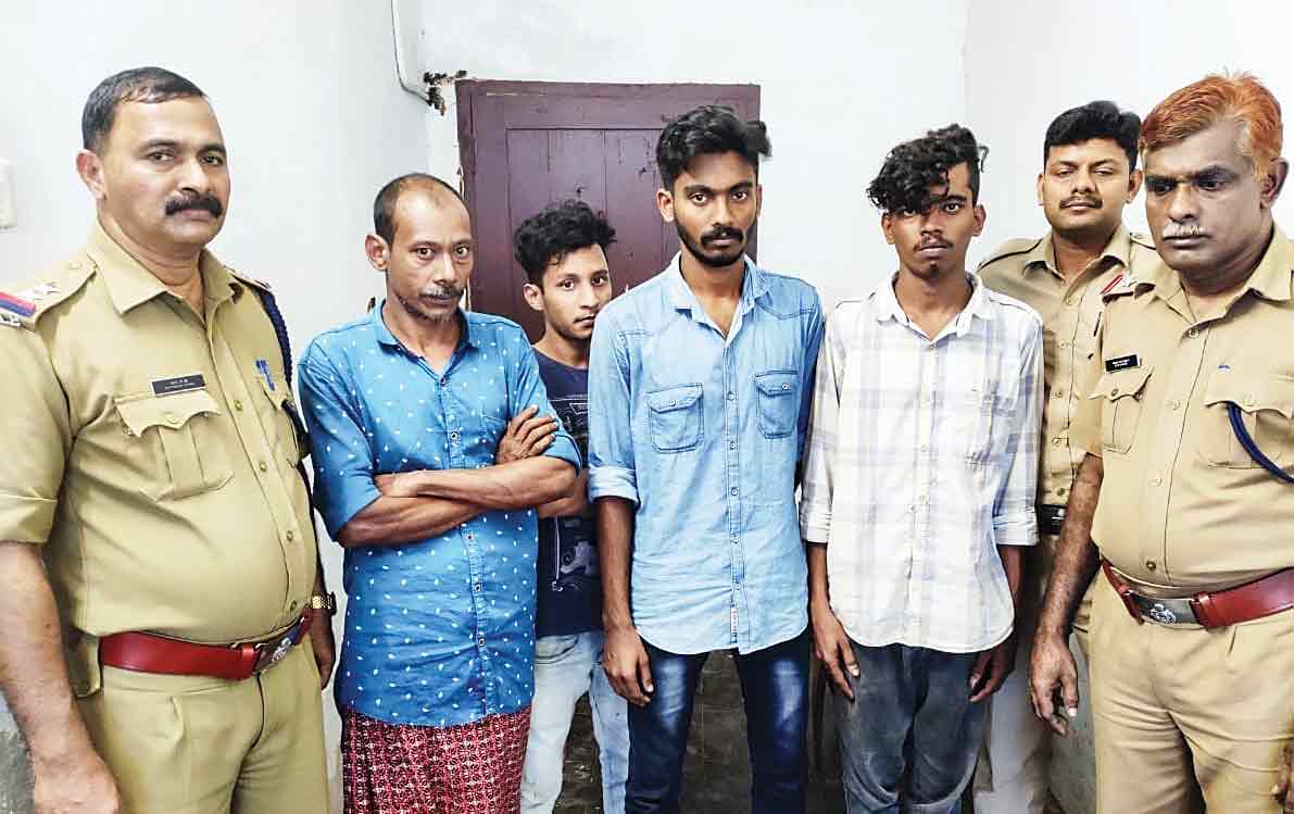 ആയുധങ്ങളുമായി നാലുപേർ പിടിയിൽ