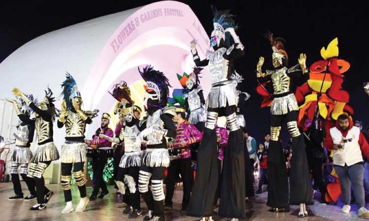 യാമ്പു പുഷ്പമേള: കാർട്ടൂൺ കഥാപാത്രങ്ങൾക്കു പിന്നാലെ കുട്ടികൾ