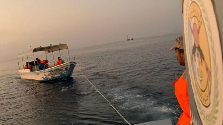 ത​ക​ർ​ന്ന ബോ​ട്ടി​ലെ നാ​ലു​പേ​രെ നാ​വി​ക​സേ​ന ര​ക്ഷ​പ്പെ​ടു​ത്തി